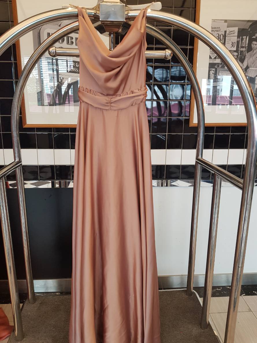 ชุดออกงานราตรียาวสีน้ำตาลทอง ชุดไปงานแต่งงานสีน้ำตาลทอง สายเดี่ยว อกจีบย้วยสวยเก๋ กระโปรงยาวทรงบาน สวยหรู สุดอลัง