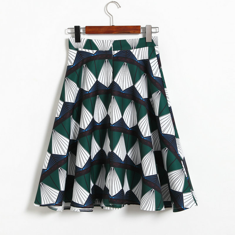 กระโปรงสั้นสีเขียว พิมพ์ลายสุดเก๋ ทรงบาน