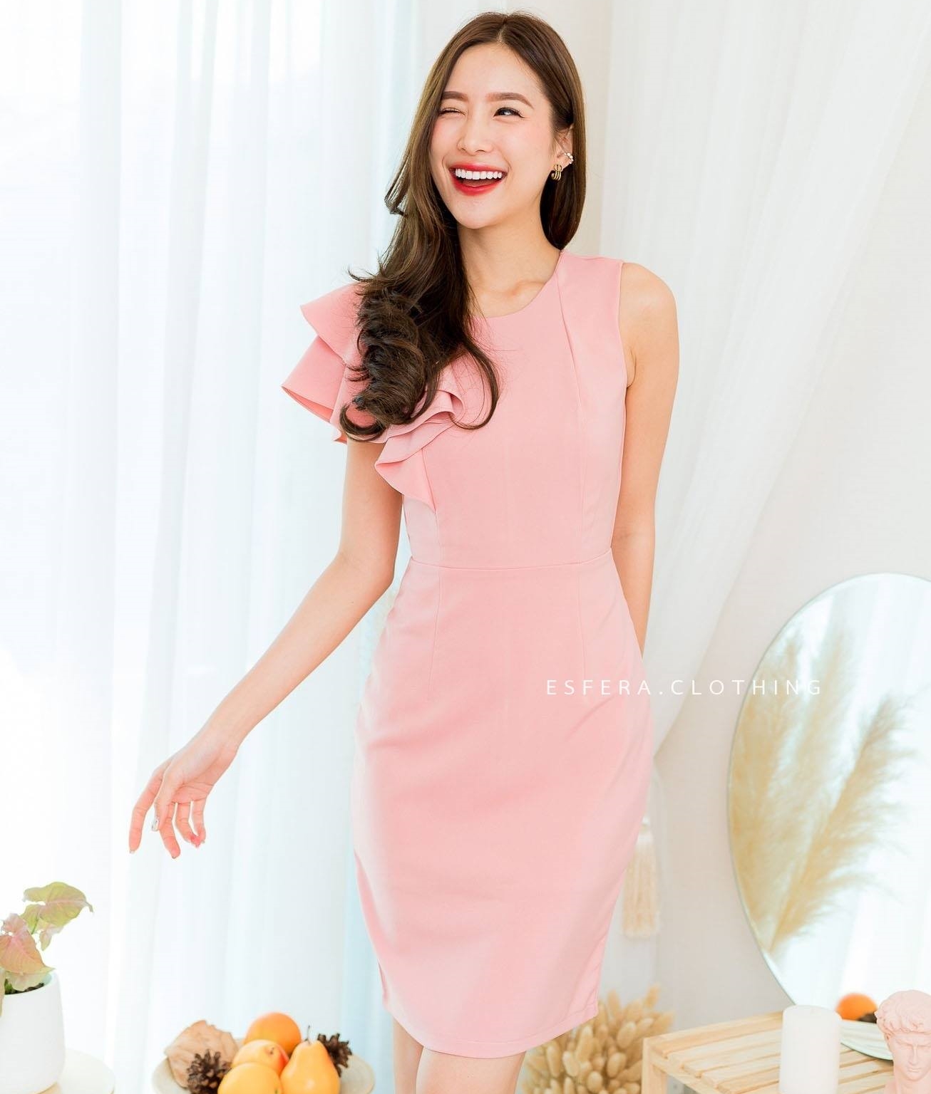 ชุดเดรสสั้นสีชมพู ไหล่แต่งระบาย ใส่เป็นชุดทำงาน ชุดไปงานแต่งน่ารักๆ ชุดออกงานกลางวัน