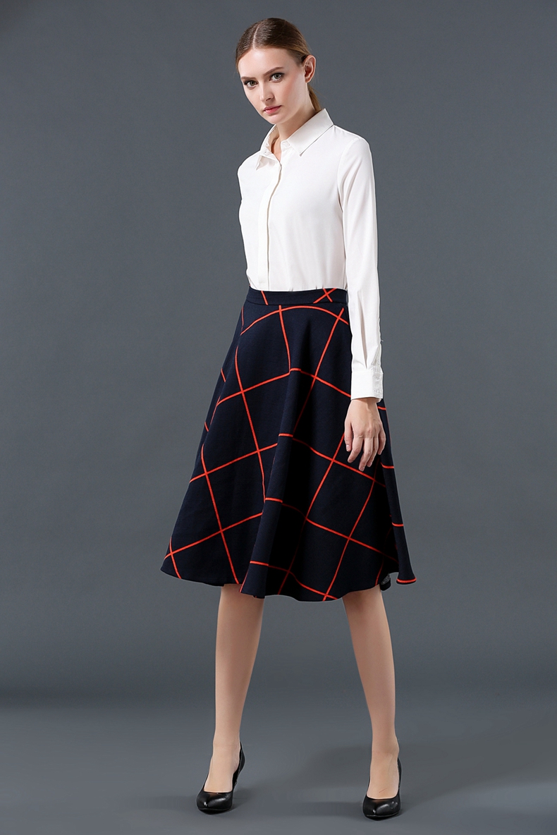 กระโปรงสั้นสีน้ำเงินกรมท่าพิมพ์ลายตาราง ทรงบาน สไตล์เรียบๆ ใส่ทำงาน ใส่เที่ยวได้