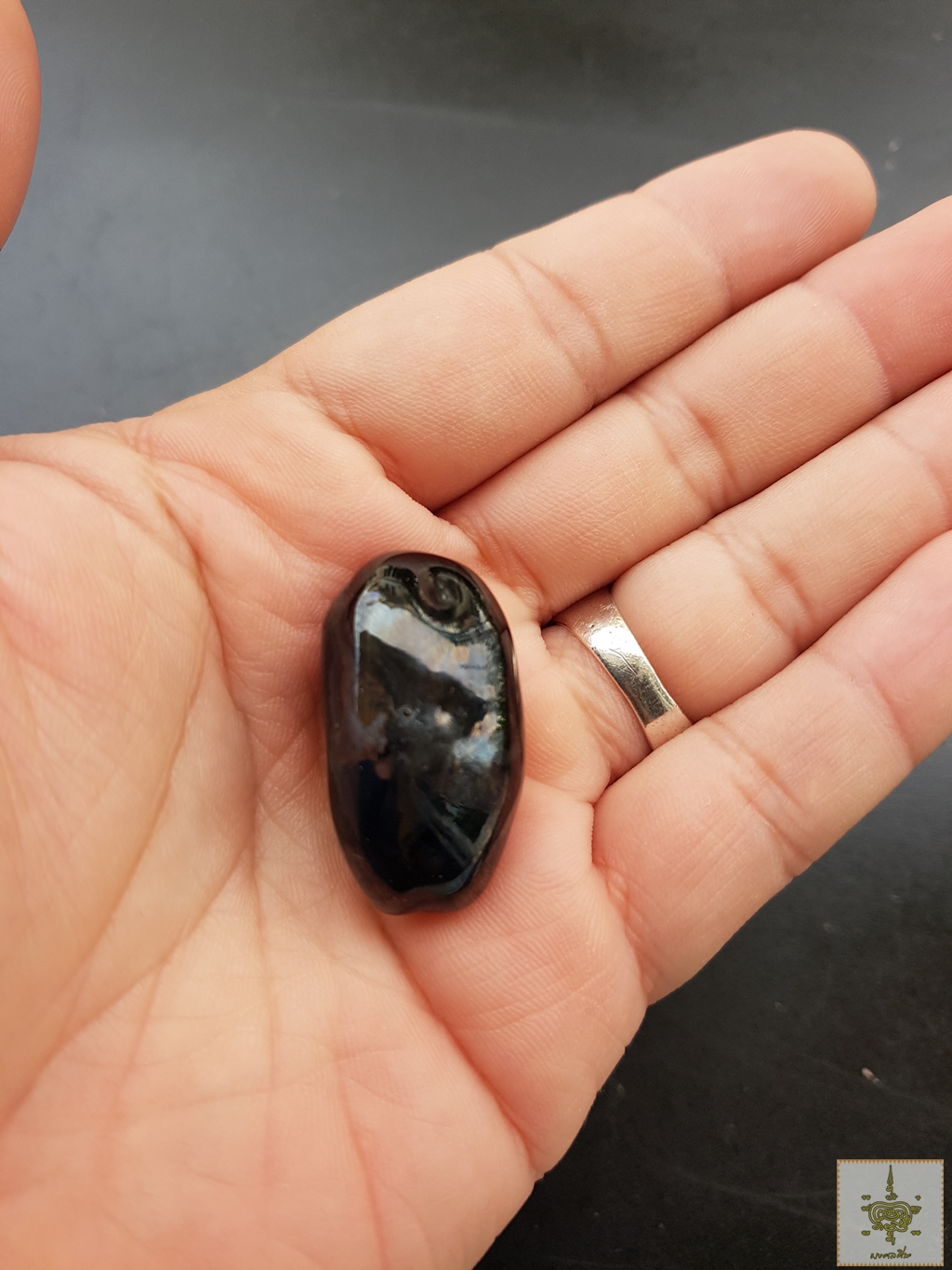 เหล็กไหลนิลกาฬ หรือไหลแก้วนาดูน