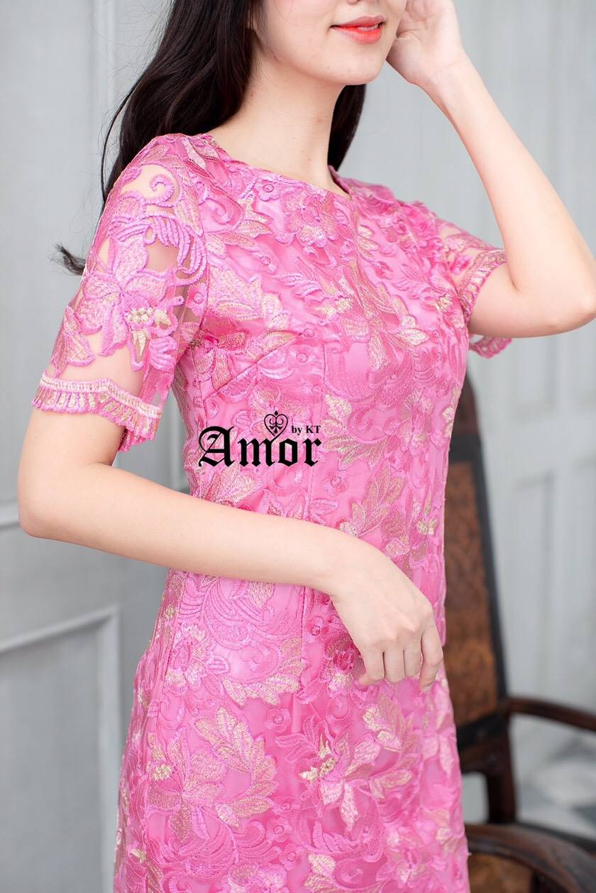 ชุดเดรสสั้นสีชมพู ผ้าลูกไม้ ปักดิ้นสวยหรู ทรงเข้ารูป แขนสั้น