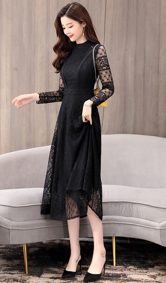 ชุดเดรสลูกไม้สีดำ แขนยาว กระโปรงทรงบานคลุมเข่า แนวเรียบหรู สวยสง่า ใส่ดูดีมากๆ