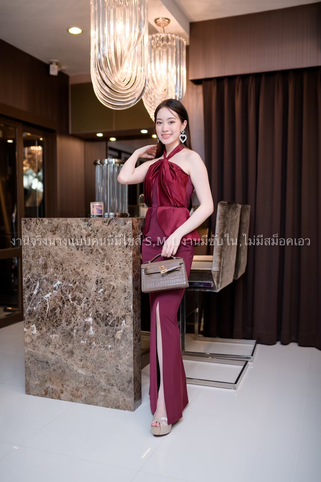 ชุดราตรี ชุดออกงาน ชุดไปงานแต่งงานสีแดง เดรสยาวออกงานคล้องคอผูกโบว์ เอวระบาย ลุคเรียบหรูดูดี