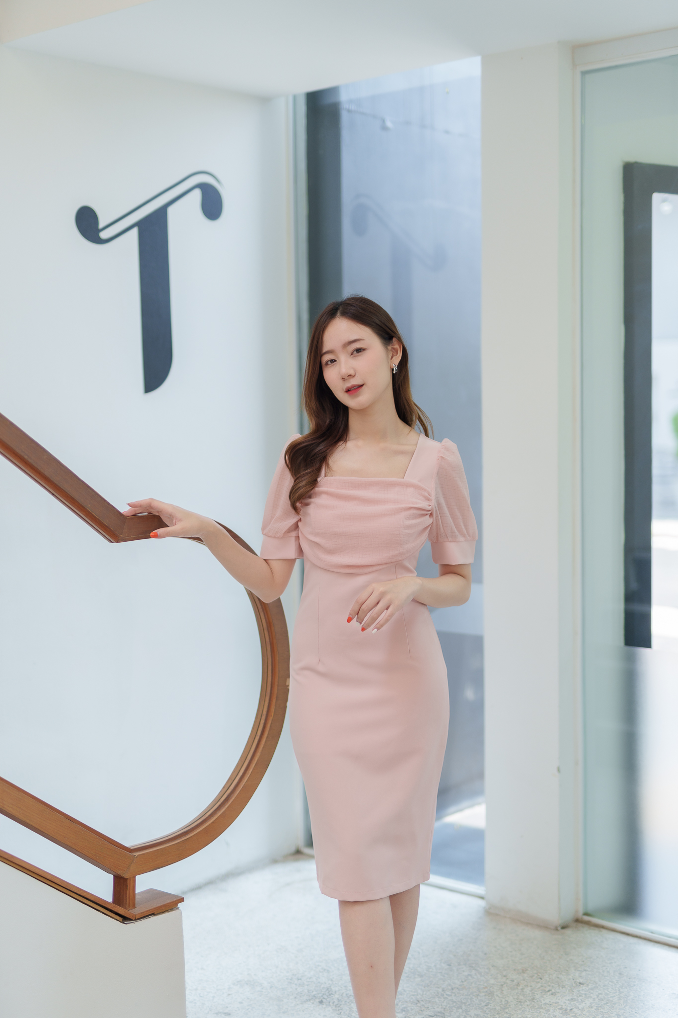 ชุดเดรสออกงานสีชมพูโอรส ทรงเข้ารูป แขนสั้น แนวเรียบหรู สวยสง่า ใส่ออกงาน ไปงานแต่ง ใส่ทำงานได้