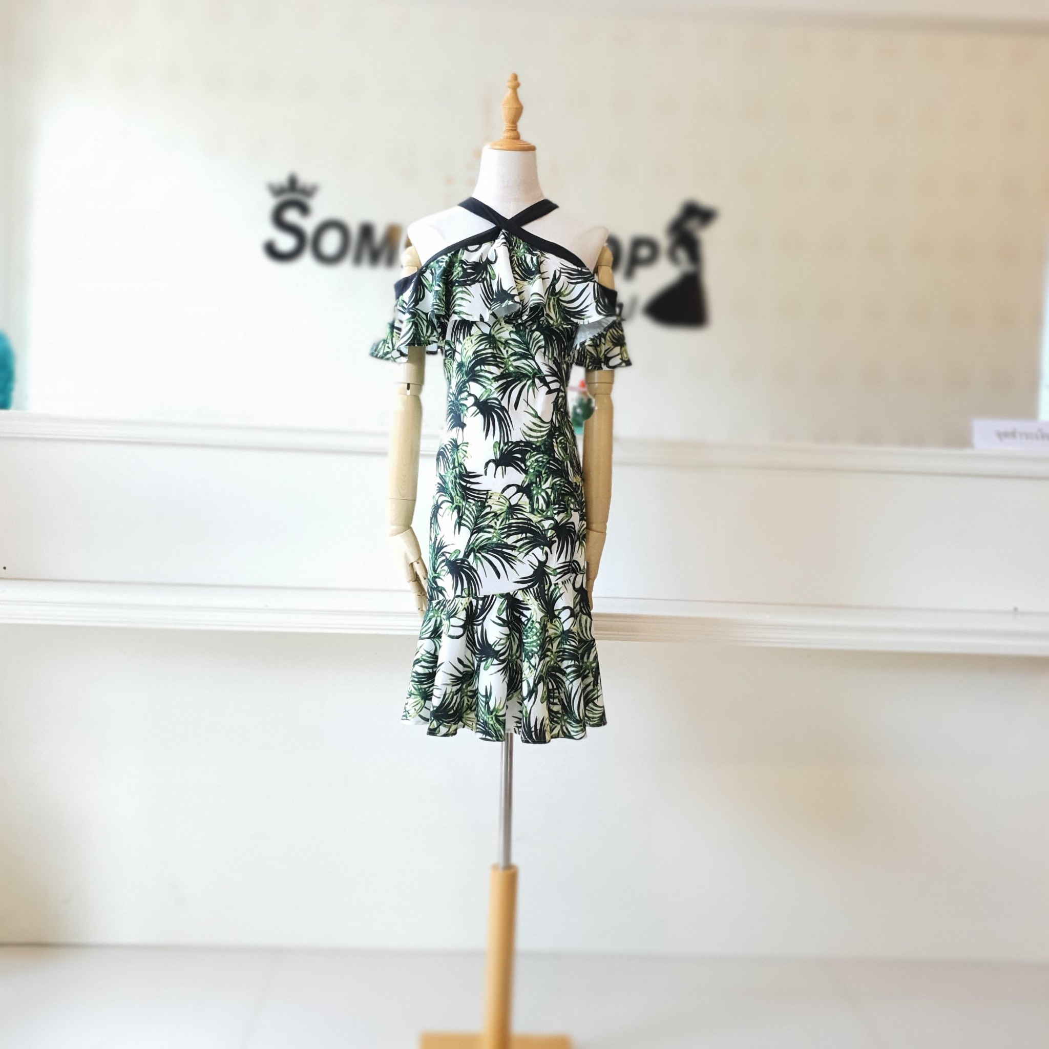 ชุดเดรสใส่ไปเที่ยวทะเลสั้นสีเขียว พิมพ์ลายสวยๆสไตล์ฮาวาย คอไขว้ เว้าไหล่ แขนระบาย