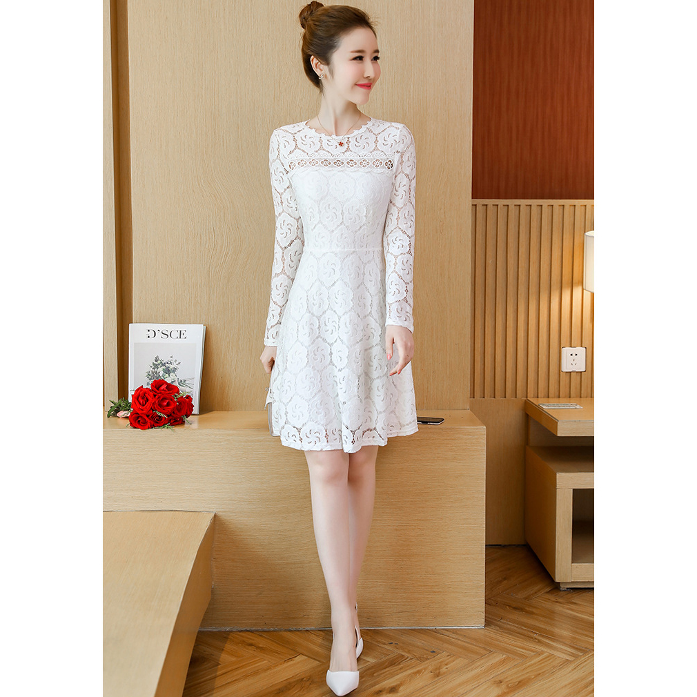 ชุดเดรสสั้นสีขาว ผ้าลูกไม้ แขนยาว ทรงข้ารูป กระโปรงบาน ซิปหลัง