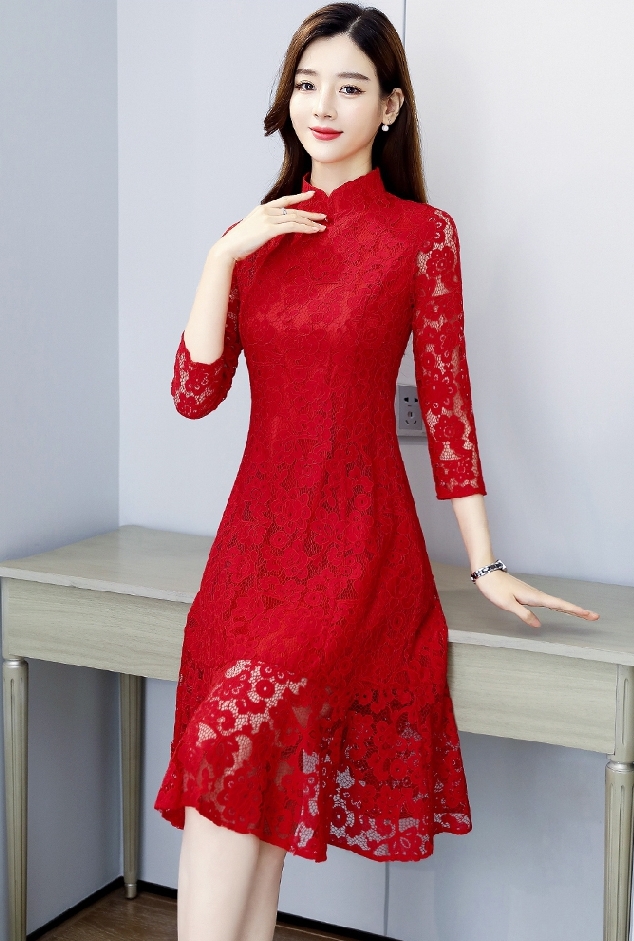 ชุดเดรสลูกไม้สีแดง