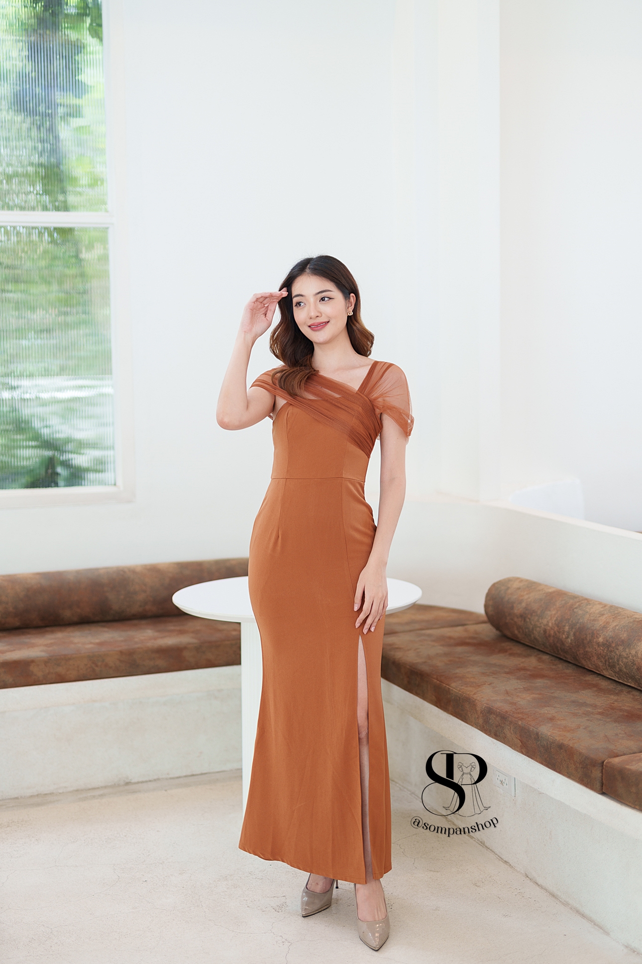 ชุดราตรียาวสีน้ำตาลอิฐ/ส้มอิฐ สไตล์เรียบหรูดูแพง ไหล่แต่งผ้าซีทรู กระโปรงยาวผ่าหน้า เหมาะสำหรับใส่เป็นชุดราตรี ชุดไปงานแต่งงาน ชุดเพื่อนเจ้าสาว ชุดไปงานเลี้ยงต่างๆ