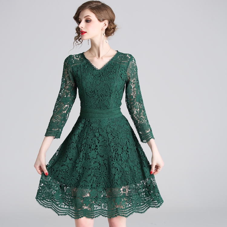 ชุดเดรสสั้นสีเขียว ผ้าลูกไม้ แขนยาว แนวเรียบร้อย สวยสุภาพ ดูดี ใส่ทำงาน ใส่ออกงาน ไปงานแต่งงาน