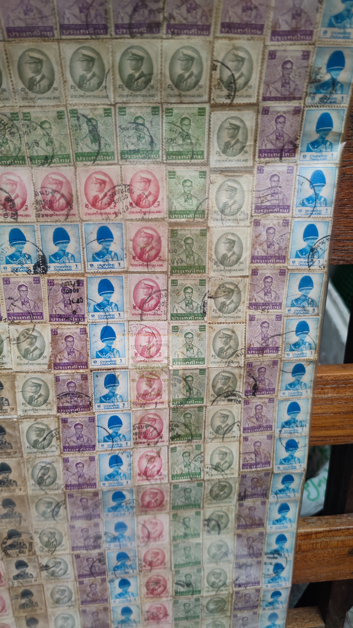 โปสเตอร์ทำจากแสตมป์เก่า