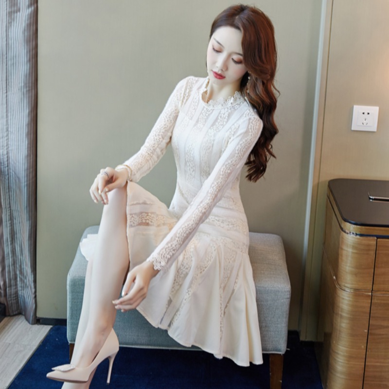 ชุดเดรสสั้นลูกไม้สีครีมเบจ เดรสทรงเข้ารูป แขนยาว แนวเรียบร้อย สวยสง่า ใส่ดูดี