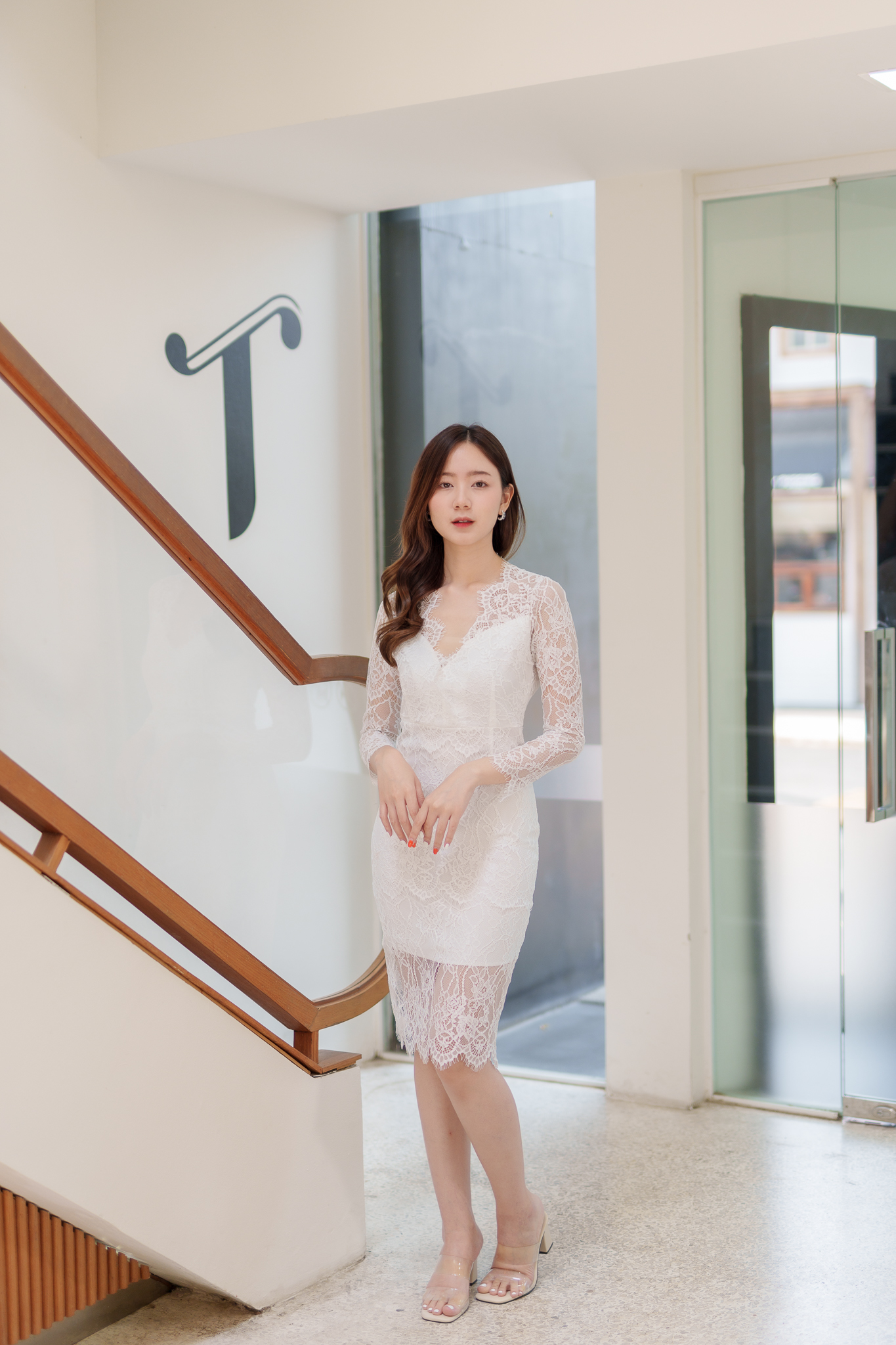 ชุดเดรสลูกไม้สีขาว เรียบหรู สวยดูดี ใส่ออกงาน ชุดไปงานแต่ง ชุดงานหมั้น ชุดมินิมอล