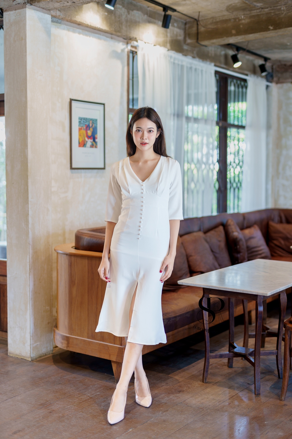 ชุดเดรสออกงานสีขาว คอวี แขนสามส่วน แนวเรียบหรู สวยดูดี ใส่ทำงาน ใส่ออกงาน ไปงานแต่ง