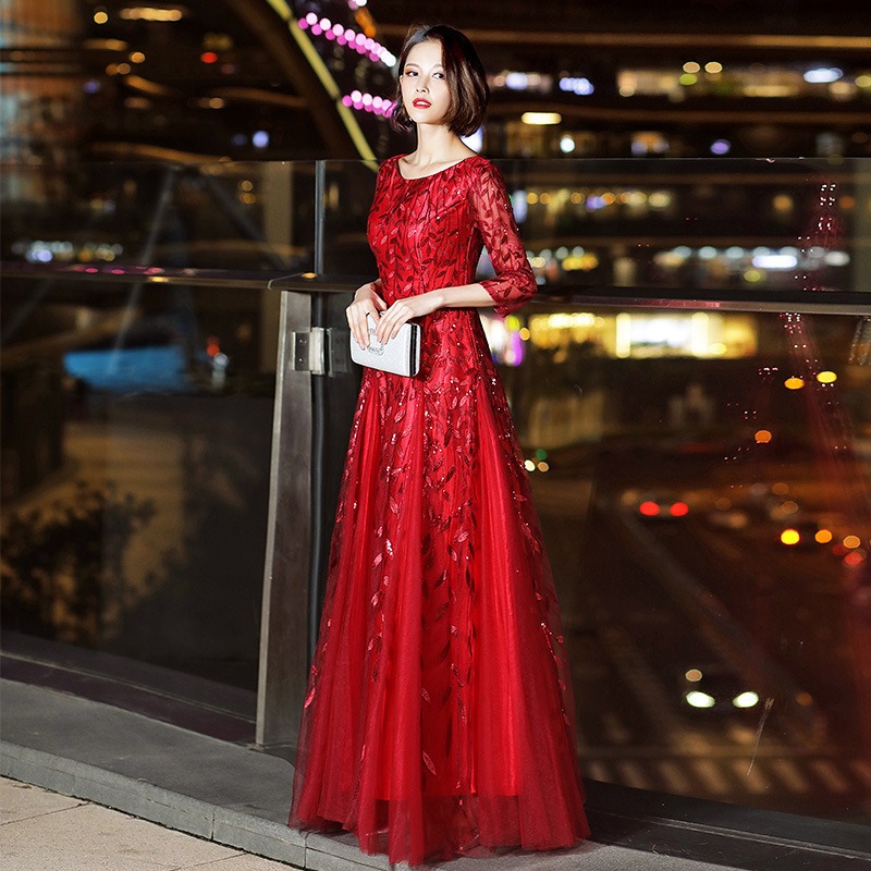 ชุดราตรียาวสีแดง เดรสออกงานปักลายใบไม้แขนสามส่วน กระโปรงทรงหางปลา เรียบหรูดูแพง สวยดูดี แบบสวยทันสมัย ใส่ออกงาน งานราตรี ไปงานแต่ง