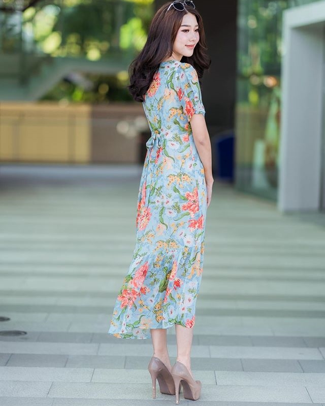 ชุดเดรสยาวสีเทาลายดอกไม้