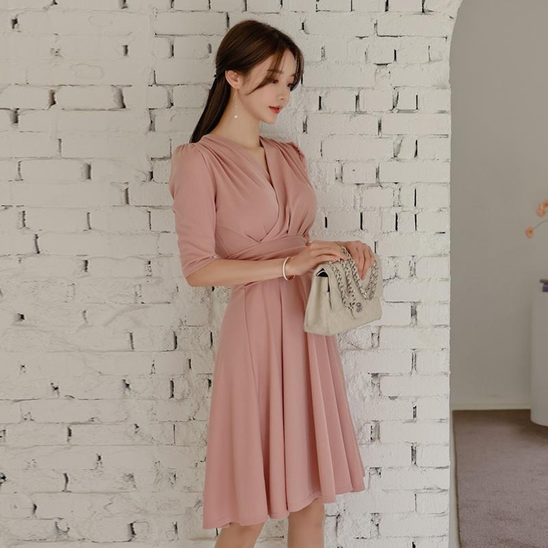 ชุดเดรสออกงานสีชมพูโอรส คอวี แขนสั้น กระโปรงสั้นทรงบาน เรียบหรู สวย ดูดี ใส่เป็น ชุดราตรี ชุดออกงาน ชุดไปงานแต่งงาน กลางวัน กลางคืน