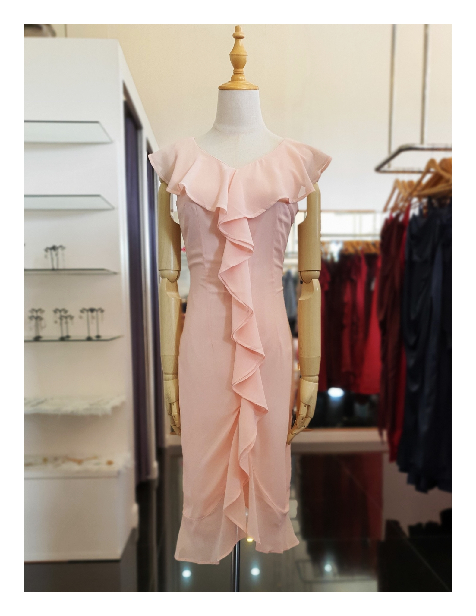 ชุดไปงานแต่งงาน ชุดเดรสออกงานสีโอรส ทรงเข้ารูป แต่งระบายน่ารักๆ