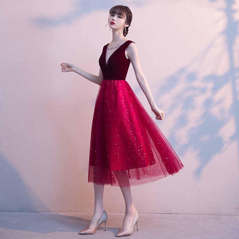 ชุดราตรี ชุดออกงาน ชุดไปงานแต่งงานสีแดง คอวี แขนกุด กระโปรงทรงบานสไตล์เจ้าหญิง แนวเรียบหรู สวย น่ารัก