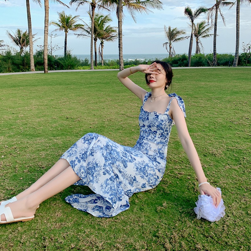 ชุดเดรสยาวสีฟ้าลายดอก สายเดี่ยว แฟชั่นชุดไปทะเล ชุดเที่ยวทะเล ชุดใส่เดินเล่นถ่ายรูปริมชายหาดสวยๆ