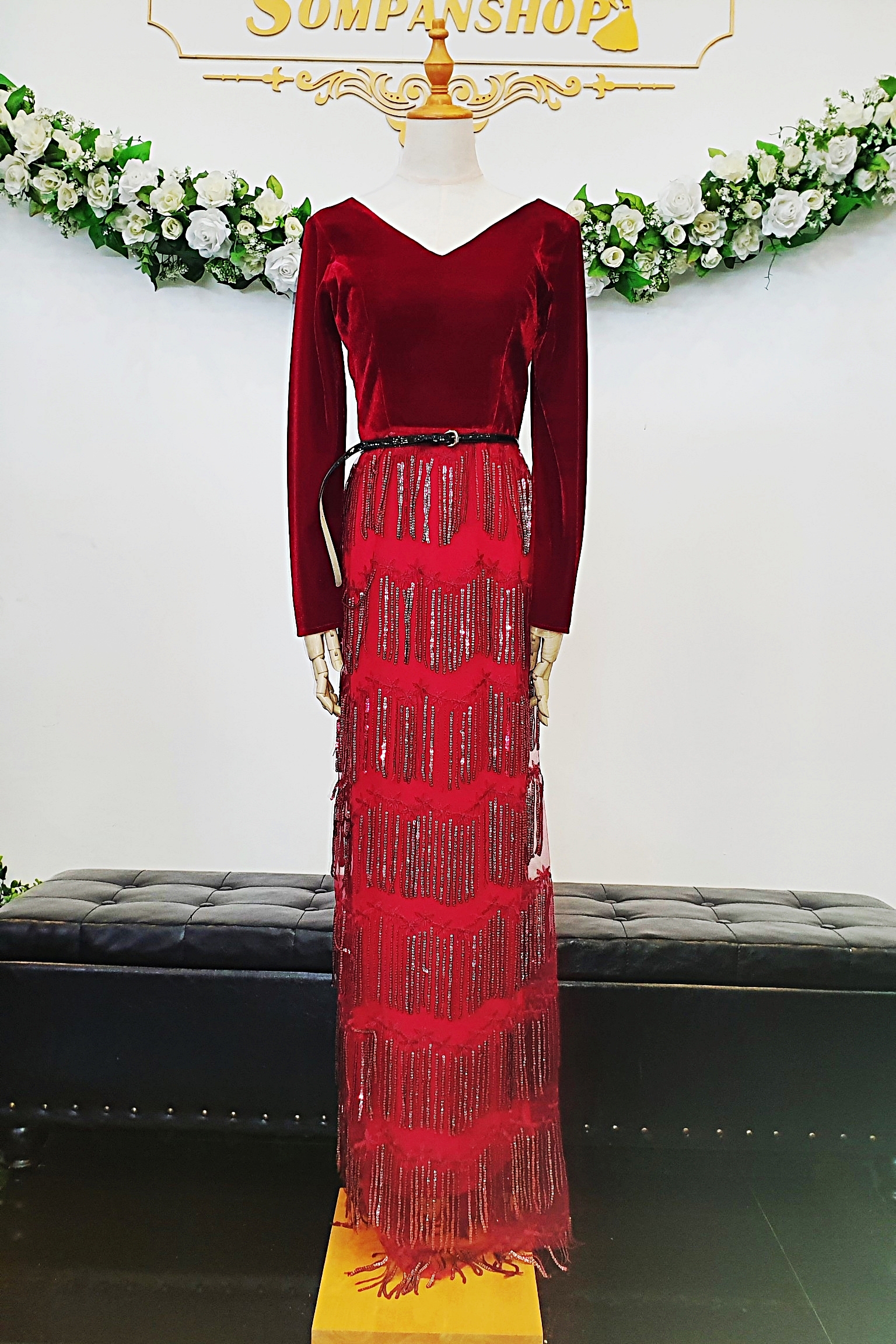 ชุดราตรียาวสีแดงสไตล์เรียบหรูดูแพง แขนสามส่วนกระโปรงทรงหางปลาแต่งระบาย เรียบหรูดูแพง สวยดูดี