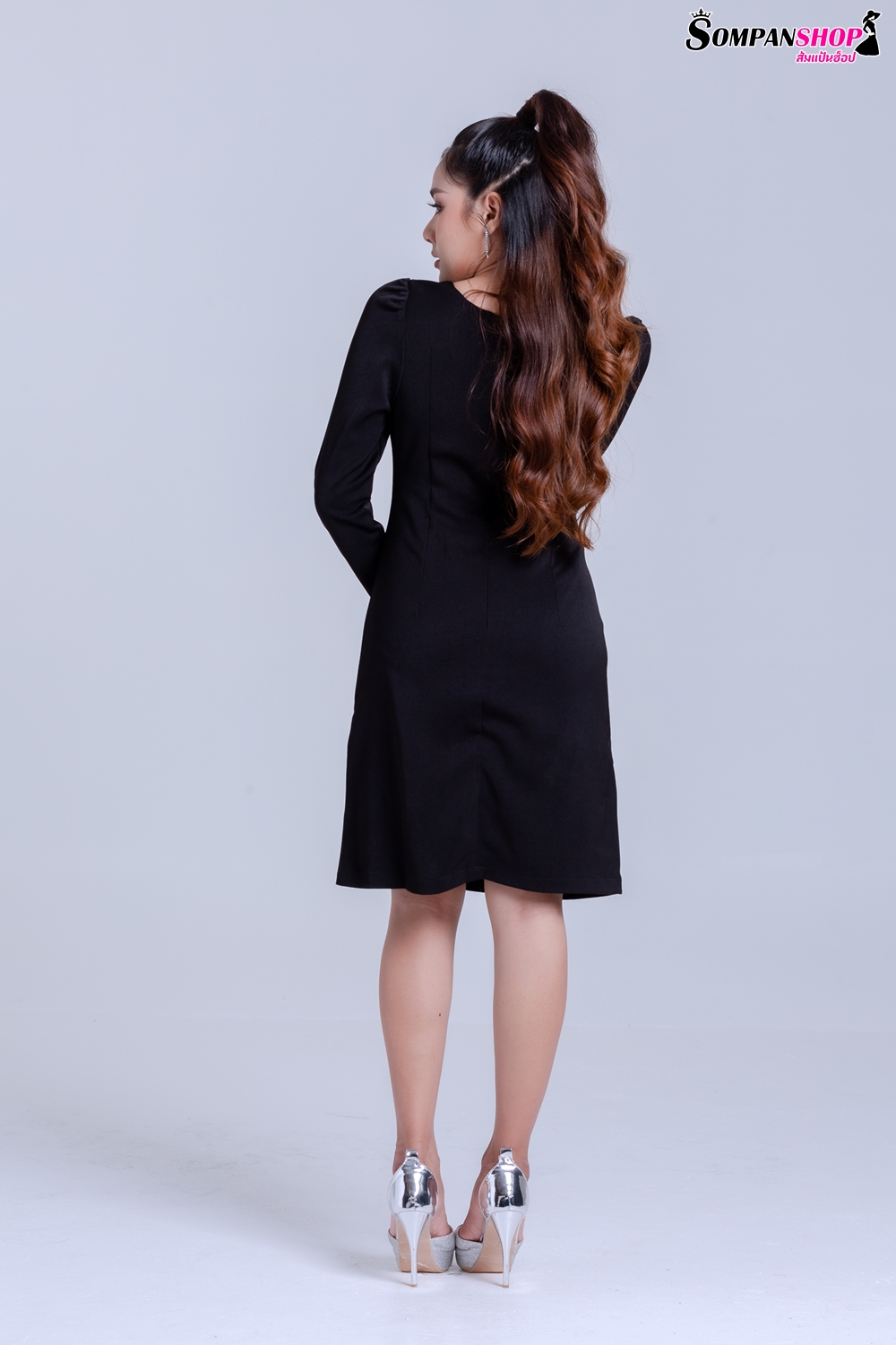 ชุดเดรสสั้นสีดำ เดรสทรงตรง แขนยาว แนวเรียบๆ สวยใส่ดูดี ใส่ทำงานได้ ใส่ไปงานกลางวันได้