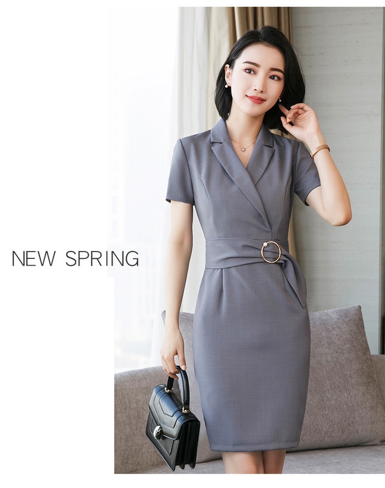 ชุดเดรสสั้นสีเทา ทรงเข้ารูป คอปกวีป้าย แขนสั้น