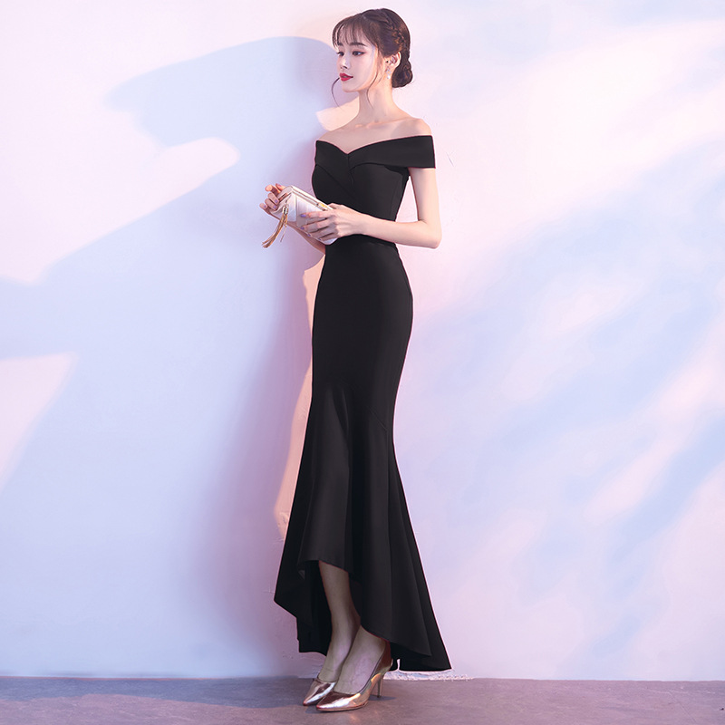 ชุดราตรียาวสีดำ เปิดไหล่ กระโปรงยาวทรงหางปลา แบบหน้าสั้น-หลังยาว