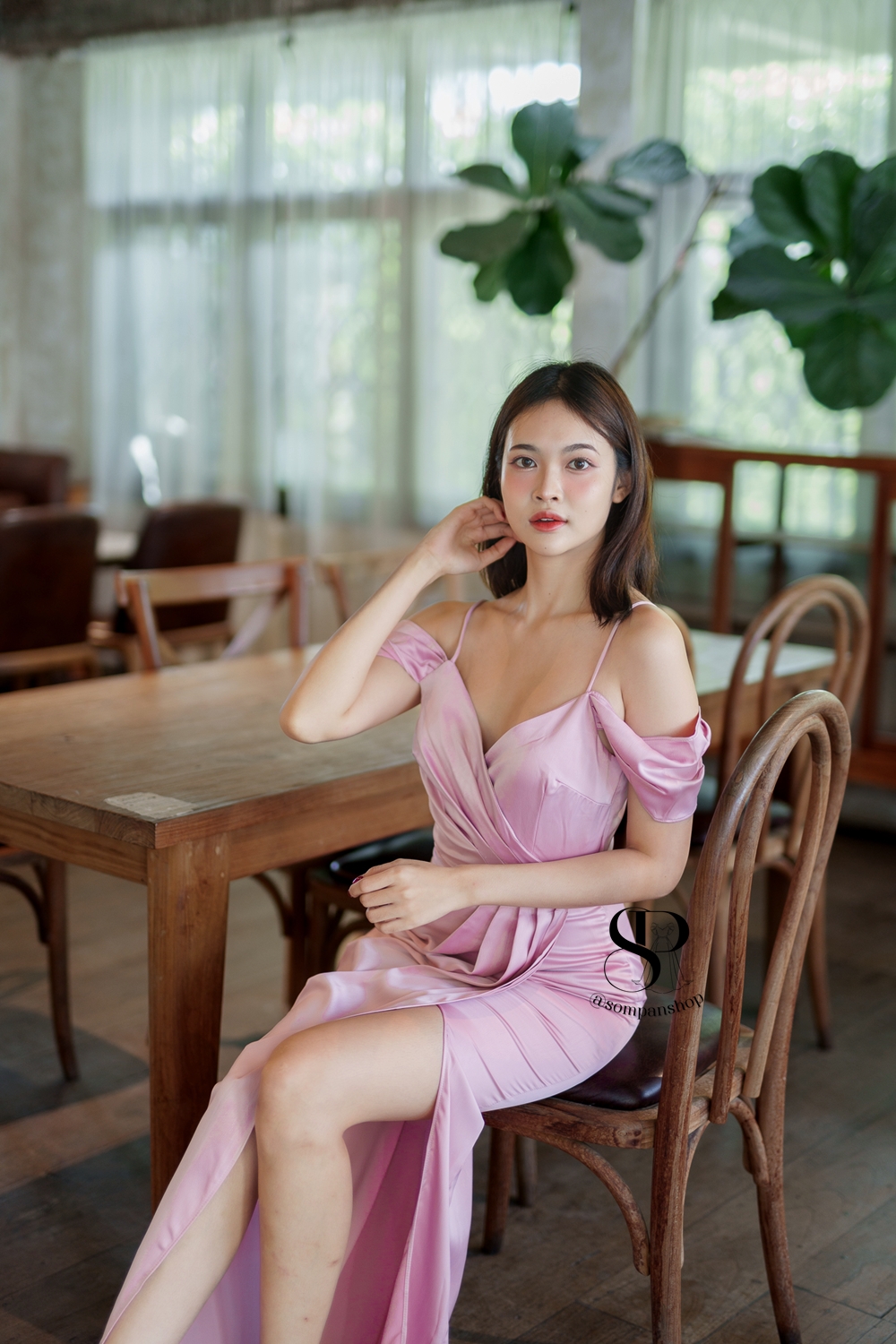 ชุดออกงานสีชมพู เดรสยาวสายเดี่ยวคล้องไหล่ กระโปรงยาวผ่าหน้า แนวเรียบหรู ชุดราตรี ชุดไปงานแต่งงาน