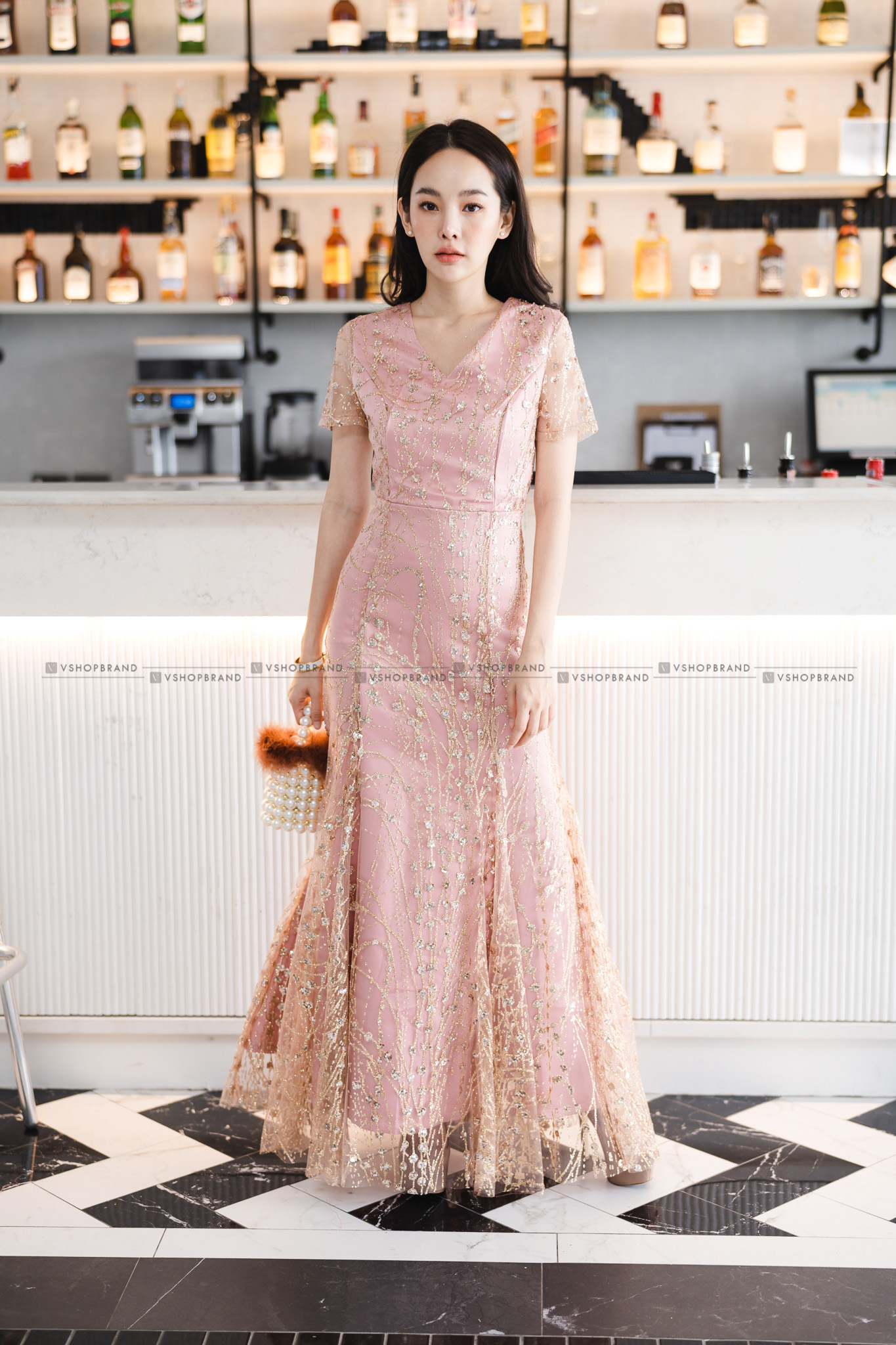 ชุดออกงานราตรียาวสีชมพู ผ้ากากเพชรคริสตรัลระยิบระยับ แขนสั้น กระโปรงยาวทรงเอบาน แนวเรียบหรู สวยสง่า ดูแพง เหมาะสำหรับใส่ออกงานราตรี ไปงานแต่งกลางคืน