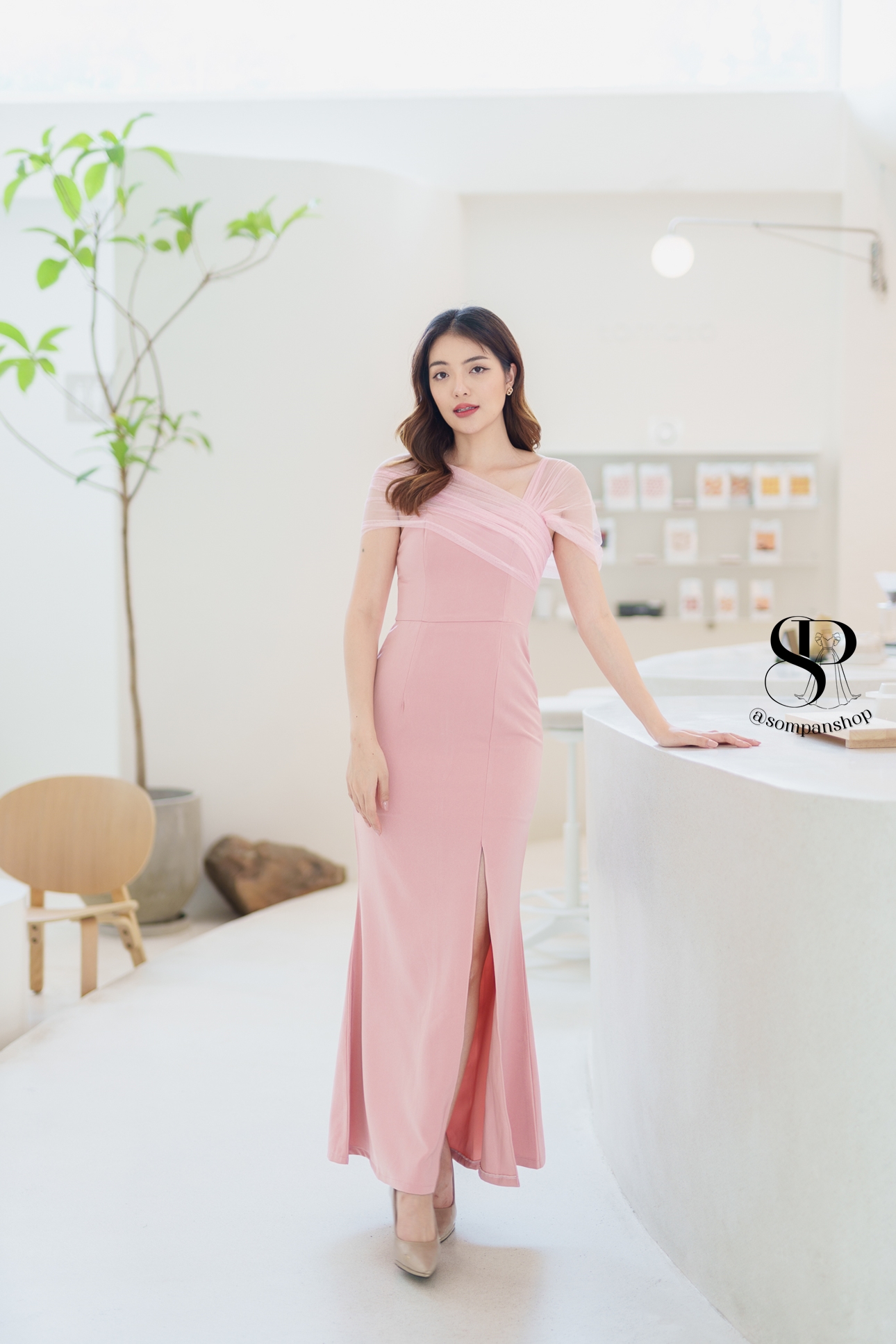 ชุดราตรียาวสีชมพูสไตล์เรียบหรูดูแพง ไหล่แต่งผ้าซีทรู กระโปรงยาวผ่าหน้า เหมาะสำหรับใส่เป็นชุดราตรี ชุดไปงานแต่งงาน ชุดเพื่อนเจ้าสาว ชุดไปงานเลี้ยงต่างๆ