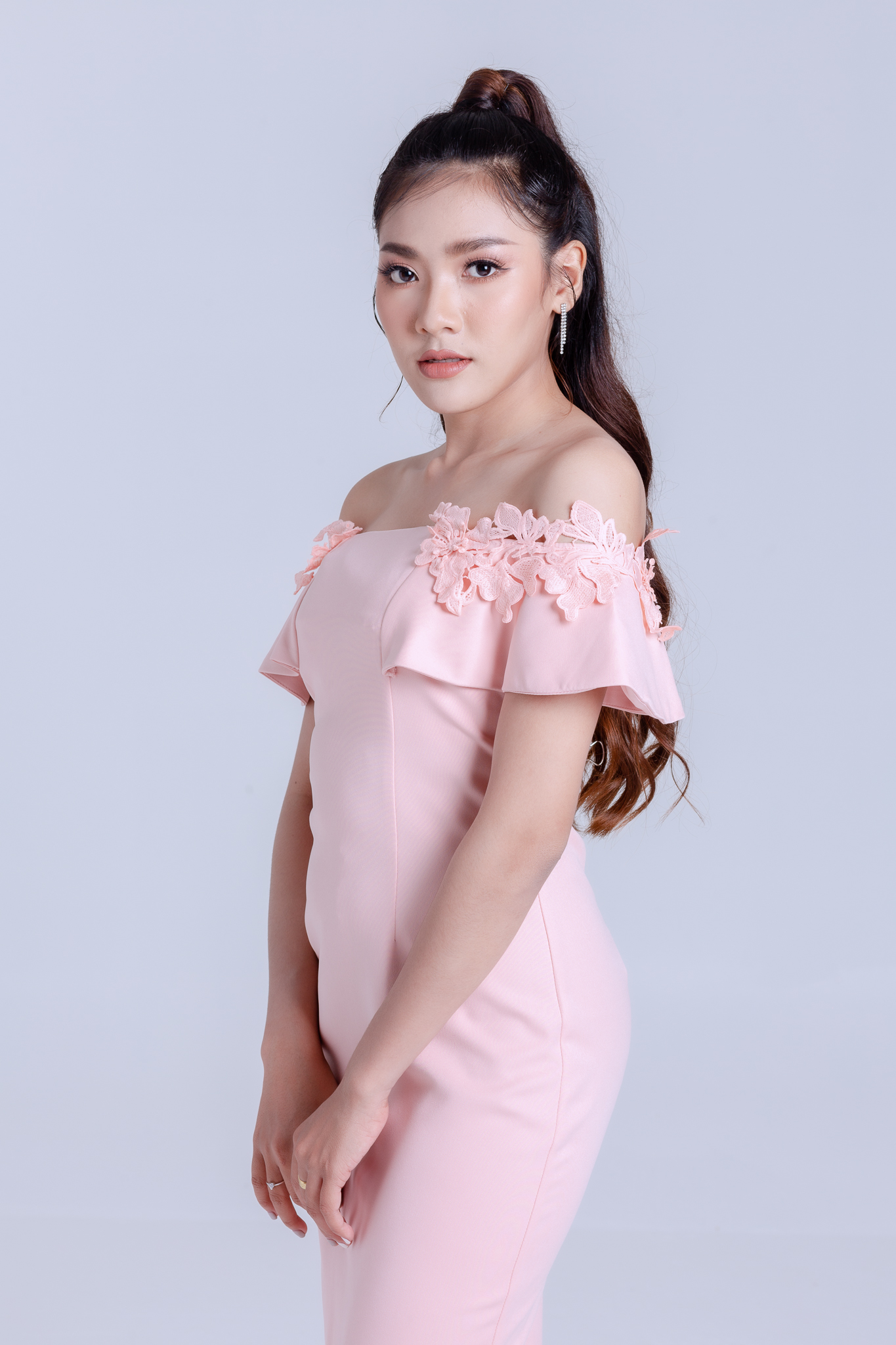 ชุดราตรี ชุดออกงาน ชุดไปงานแต่งงานงานสีชมพูโอรส เปิดไหล่แต่งดอกไม้ เดรสทรงเข้ารูป เรียบหรู สวยดูดี