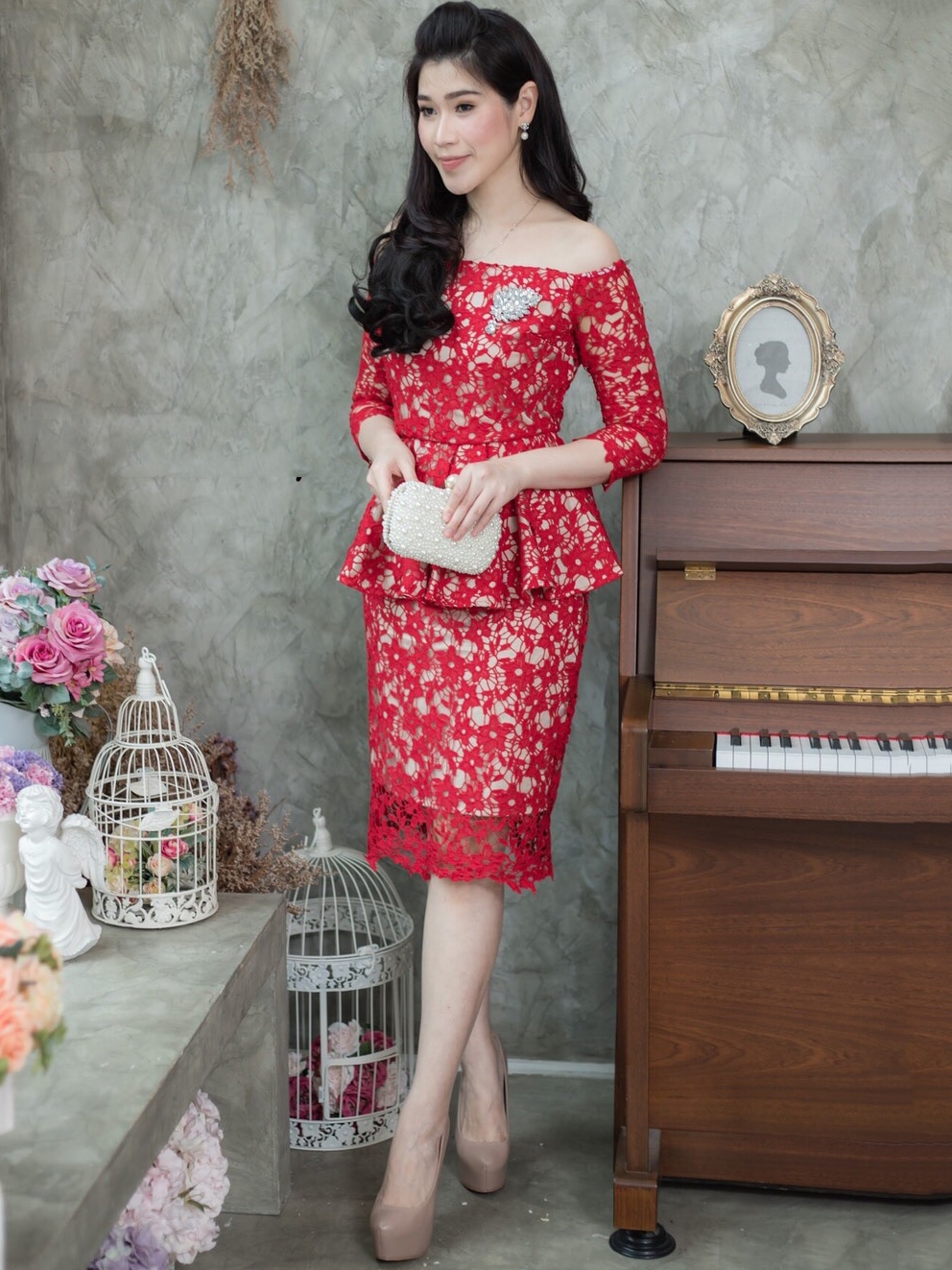 ชุดเดรสสั้นสีแดง ผ้าลูกไม้ ทรงเข้ารูป เปิดไหล่ ใส่ไปเป็น ชุดออกงานผู้ใหญ่ ชุดไปงานแต่งงาน ชุดแม่เจ้าสาว ชุดแม่เจ้าบ่าว ชุดงานหมั้น ชุดงานบวช ชุดผู้ใหญ่ไปงานแต่งกลางวัน ชุดเดรสผู้ใหญ่ ชุดไปงานแต่งผู้ใหญ่ ชุดราตรีผู้ใหญ่ เรียบหรูดูแพง