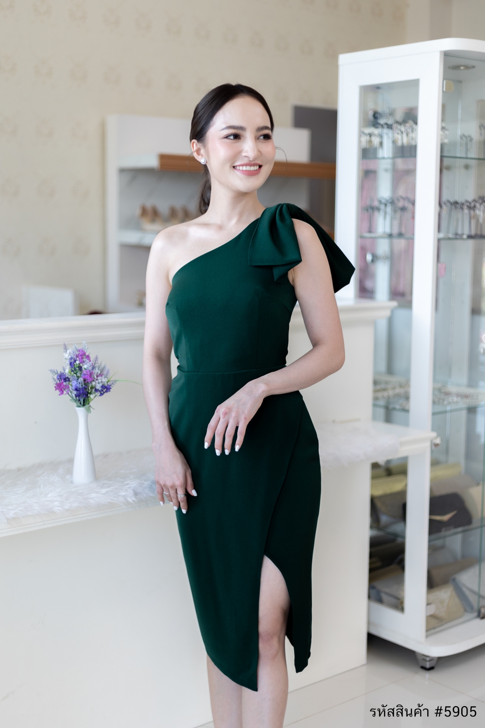 ชุดราตรี ชุดออกงาน ชุดไปงานแต่งสีเขียว เดรสสั้นทรงเอเข้ารูปไหล่เฉียงข้างแต่งโบว์ แนวเรียบหรู สวยดูดี