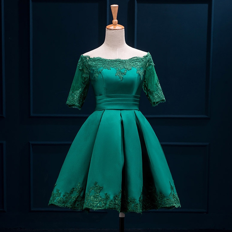 ชุดออกงานราตรีสั้นสีเขียว ทรงเปิดไหล่แขนสามส่วน กระโปรงสั้นทรงเอบาน แนวสวยหวาน เรียบหรู ใส่ไปงานราตรี ไปงานแต่งงาน ใส่ออกงาน