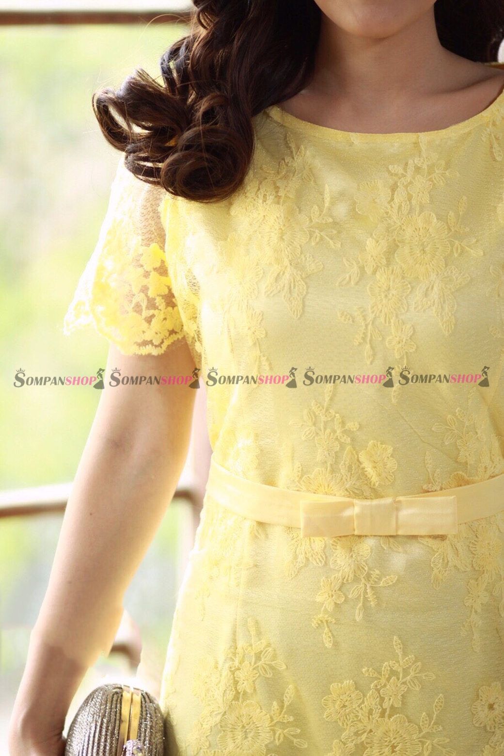 ชุดเดรสสั้นสีเหลือง ผ้าลูกไม้ เข้ารูป ผ้าซีทรูปักลายดอกเชิงชาย