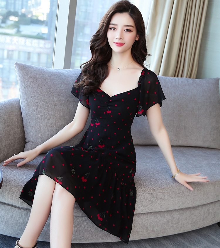 ชุดเดรสสั้นสีดำพิมพ์ลายเชอรี่ คอวีปาด แขนสั้น กระโปรงสั้นชายแต่งระบาย