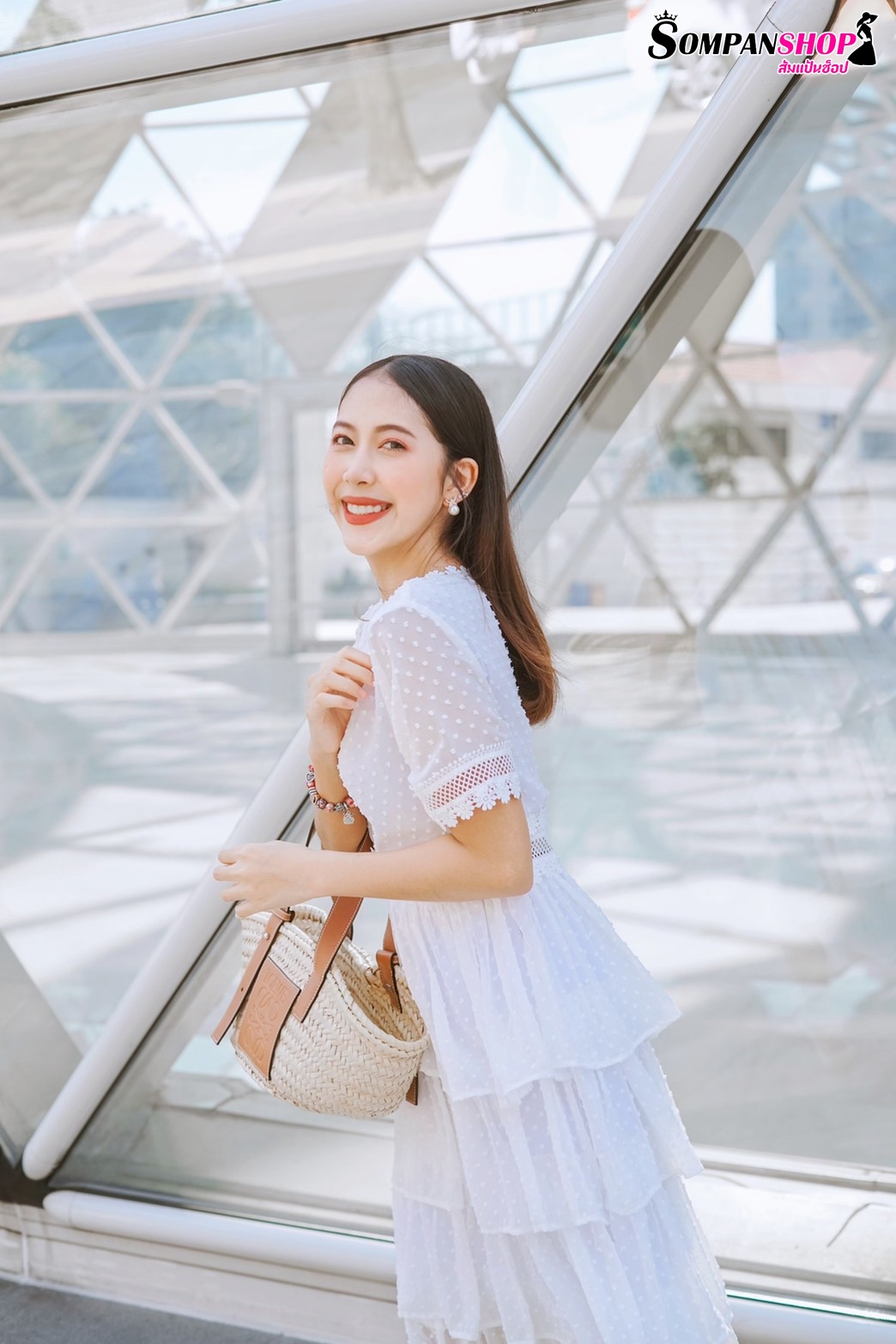 ชุดเดรสยาวสีขาว กระโปรงระบายเป็นชั้นๆ ลุคสวยหวาน น่ารักๆ สไตล์คุณหนู