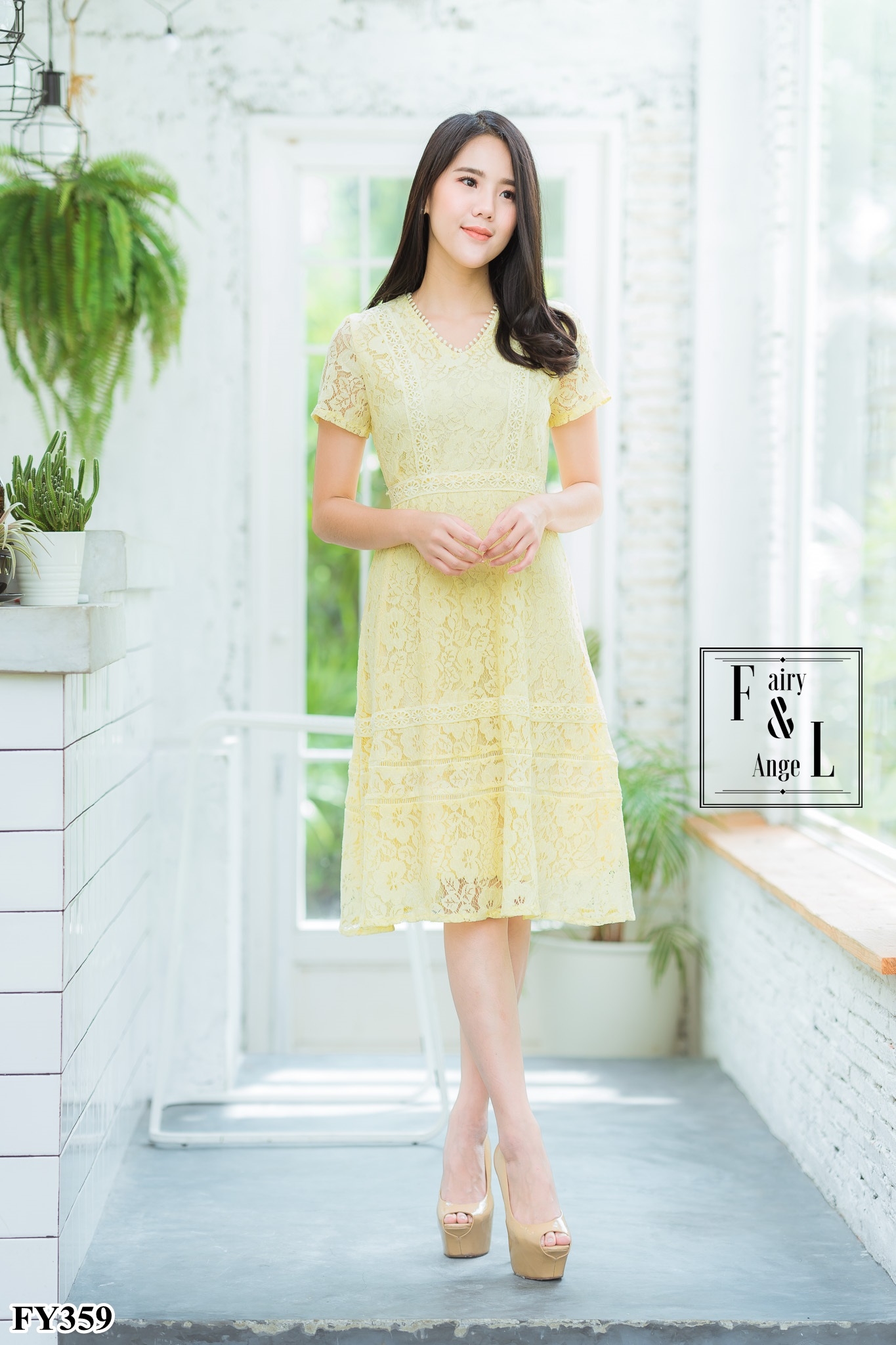 ชุดเดรสสั้นสีเหลือง ผ้าลูกไม้ฉลุ แขนสั้น กระโปรงทรงบาน