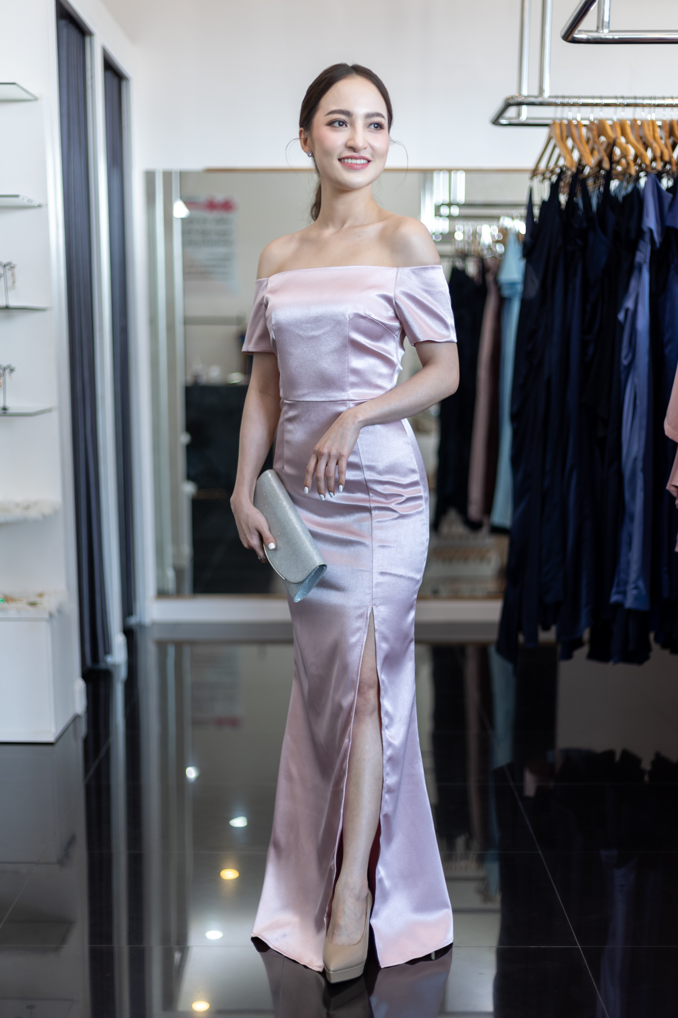 ชุดออกงานราตรียาวสีชมพู เปิดไหล่ เรียบหรูดูแพง สวยดูดี ใส่ออกงานราตรี ไปงานแต่งงาน งานเลี้ยง งานบายเนียร์