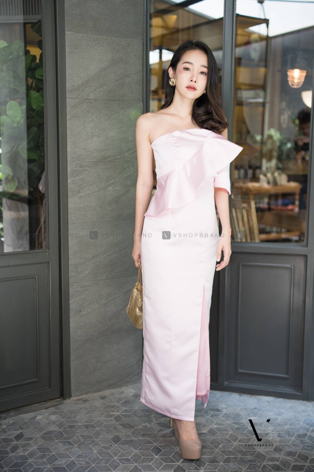 ชุดออกงานราตรียาว/ชุดไปงานแต่งงานสีชมพู เปิดไหล่ข้างเดียว อกแต่งระบาย กระโปรงยาวเข้ารูป