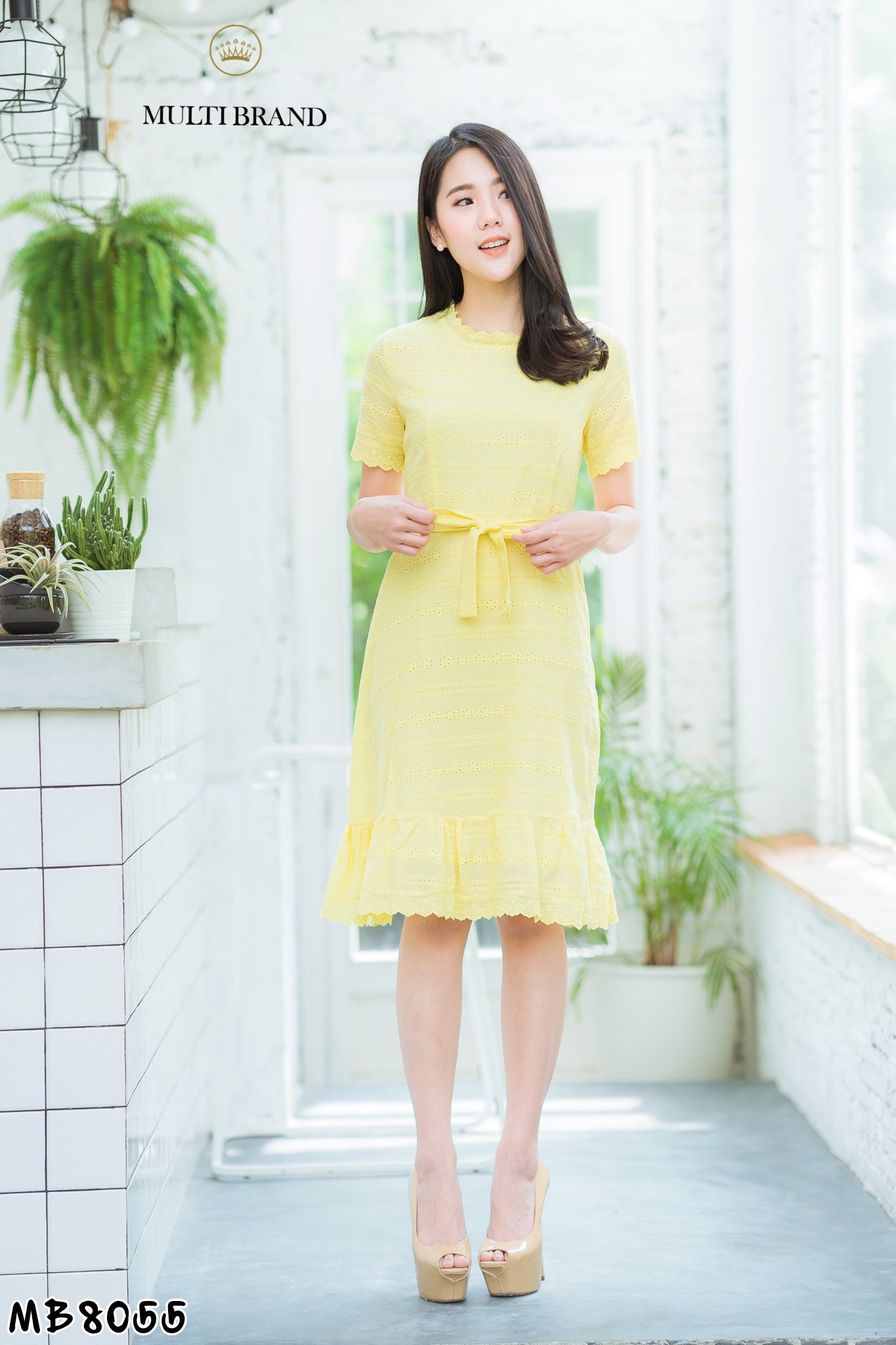 ชุดเดรสสั้นสีเหลือง ผ้าฉลุลาย คอปีน แขนสั้น กระโปรงทรงสอบแต่งระบาย แนวเรียบๆ สวย ดูดี ใส่ทำงานได้
