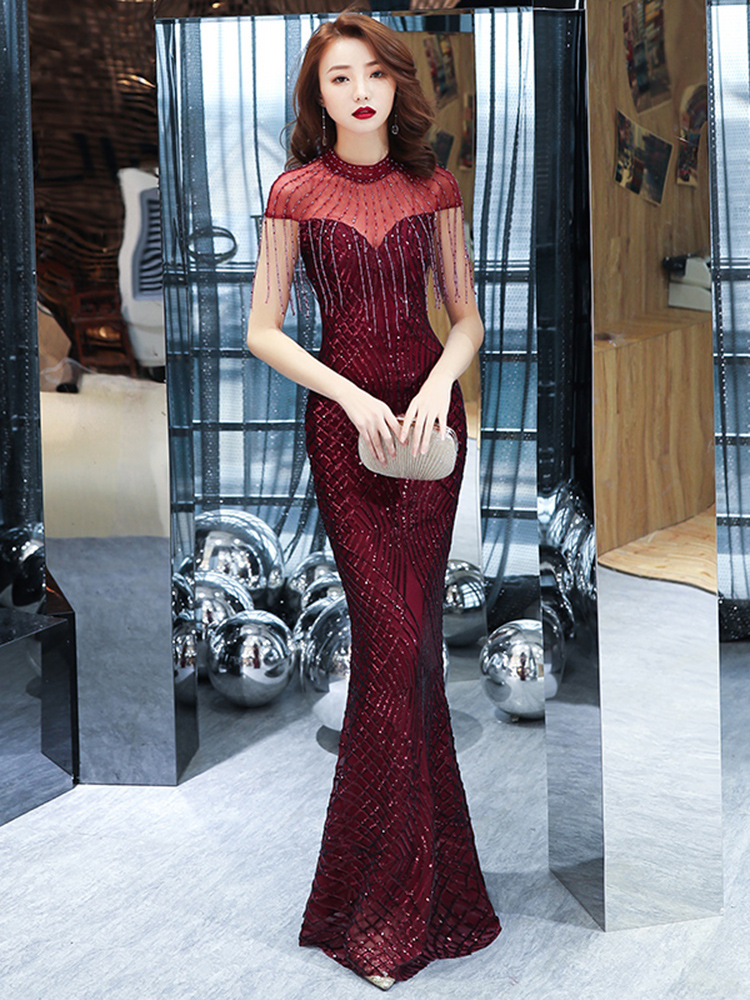 ชุดราตรี ชุดออกงาน ชุดไปงานแต่งงานสีแดง เรียบหรู สวยสง่า ดูอลัง ผ้าปักเลื่อม อกแต่งระบายลูกปัด กระโปรงทรงหางปลา