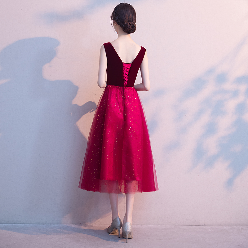 ชุดราตรี ชุดออกงาน ชุดไปงานแต่งงานสีแดง คอวี แขนกุด กระโปรงทรงบานสไตล์เจ้าหญิง แนวเรียบหรู สวย น่ารัก