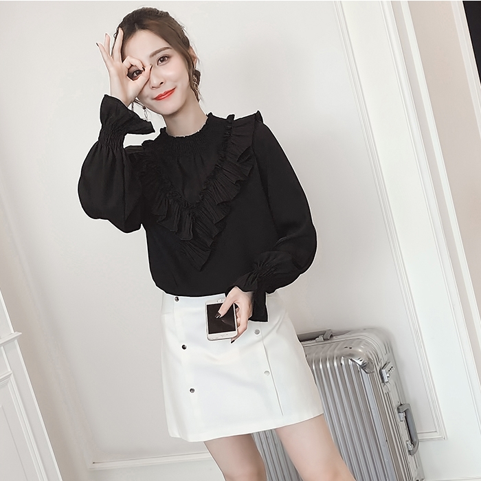 เสื้อผู้หญิงสีดำ แขนยาวปลายจั๊ม ผ้าชีฟอง แต่งระบายช่วงอก