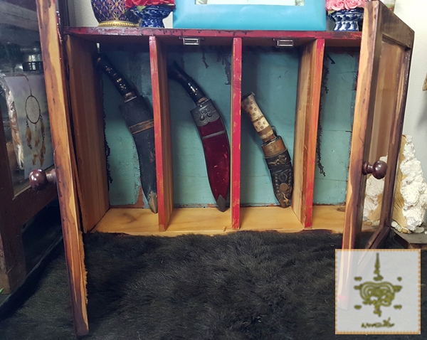 ตู้ไม้สักเก่า