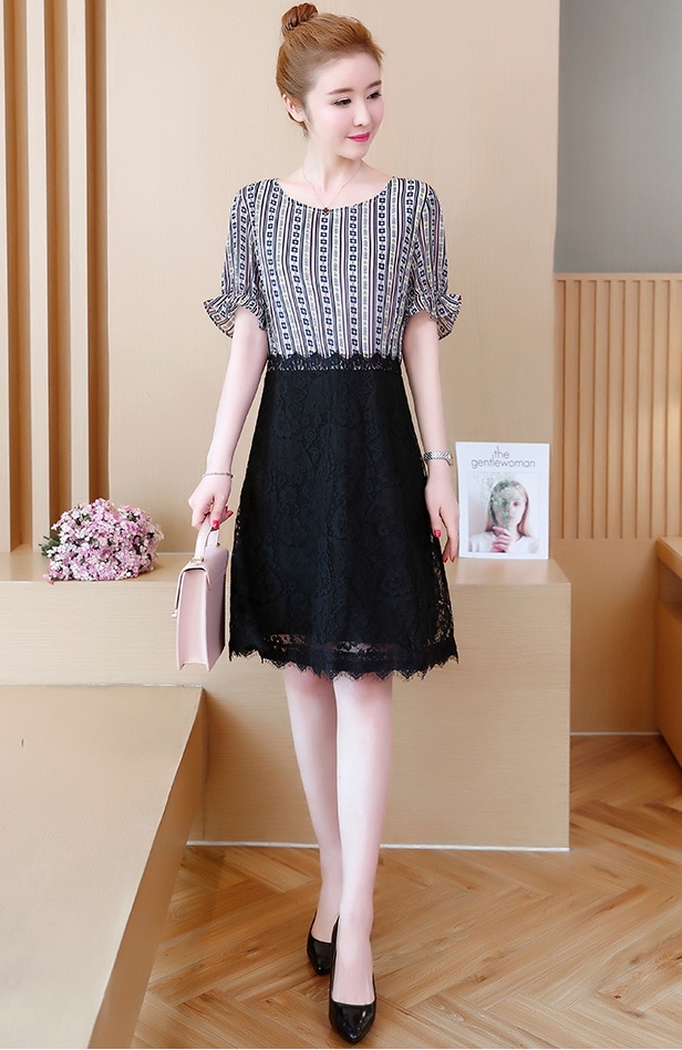 ชุดเดรสสั้นสีดำ เสื้อพิมพ์ลาย แขนสามส่วน กระโปรงลูกไม้