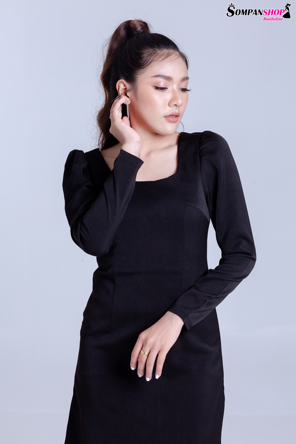 ชุดเดรสสั้นสีดำ เดรสทรงตรง แขนยาว แนวเรียบๆ สวยใส่ดูดี ใส่ทำงานได้ ใส่ไปงานกลางวันได้
