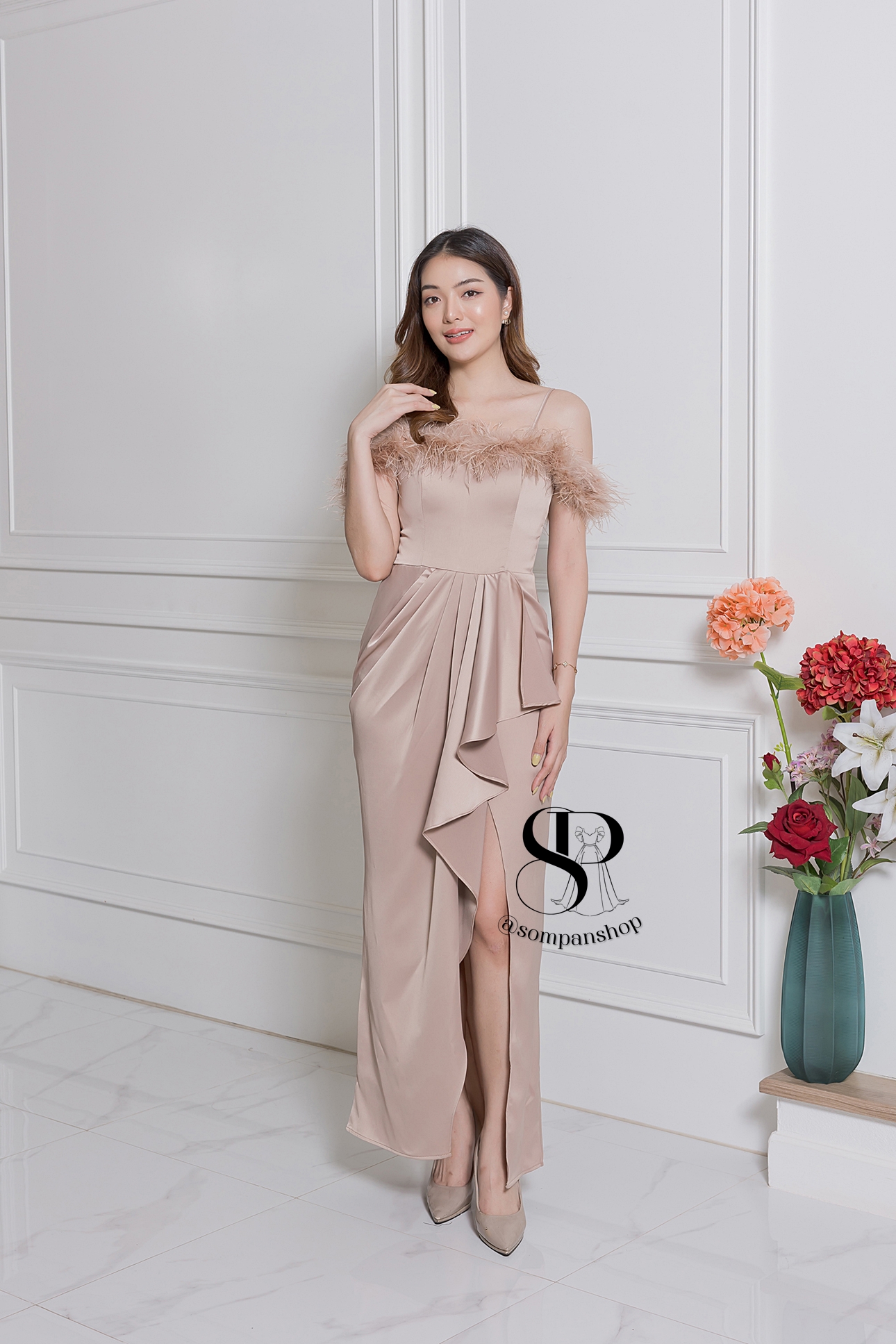 ชุดราตรียาวสีทอง ทรงปาดไหล่ แต่งขนนก เหมาะสำหรับใส่เป็นชุดราตรี ชุดไปงานแต่งงาน ชุดเพื่อนเจ้าสาว ชุดไปงานเลี้ยงต่างๆ