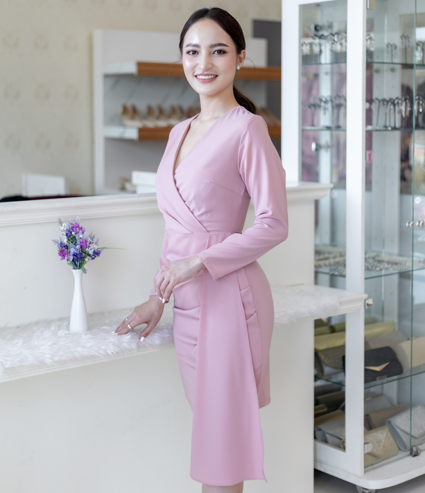 ชุดราตรี ชุดออกงาน ชุดไปงานแต่งสีชมพู เดรสสั้นเข้ารูปทรงเอ แขนยาว กระโปรงแต่งจีบระบายข้าง แนวเรียบหรู สวยดูดี